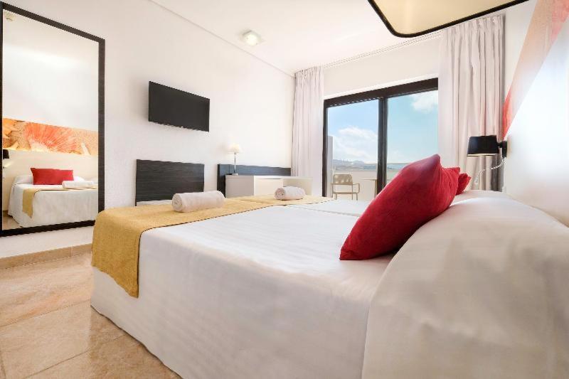 Azuline Hotel Bergantin Sant Antoni de Portmany Стая снимка